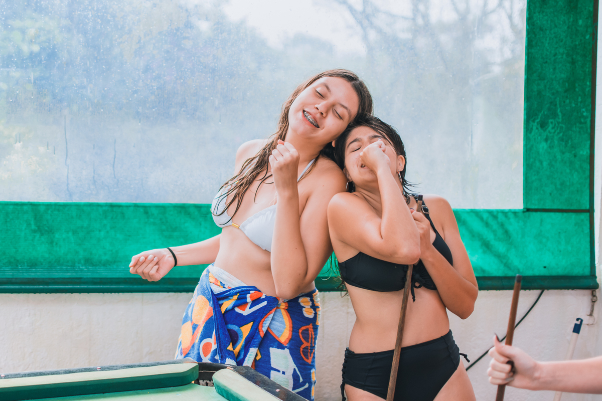 Aniversário de 15 anos na piscina, festa, evento. Fotografia de aniversário debutante na chácara. Fotógrafo Santo André.