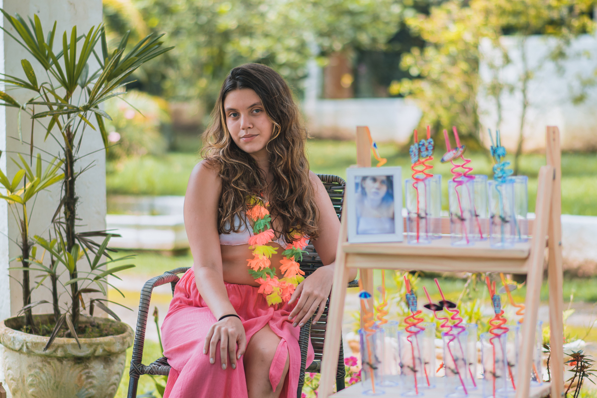 Aniversário de 15 anos na piscina, festa, evento. Fotografia de aniversário debutante na chácara. Fotógrafo Santo André.