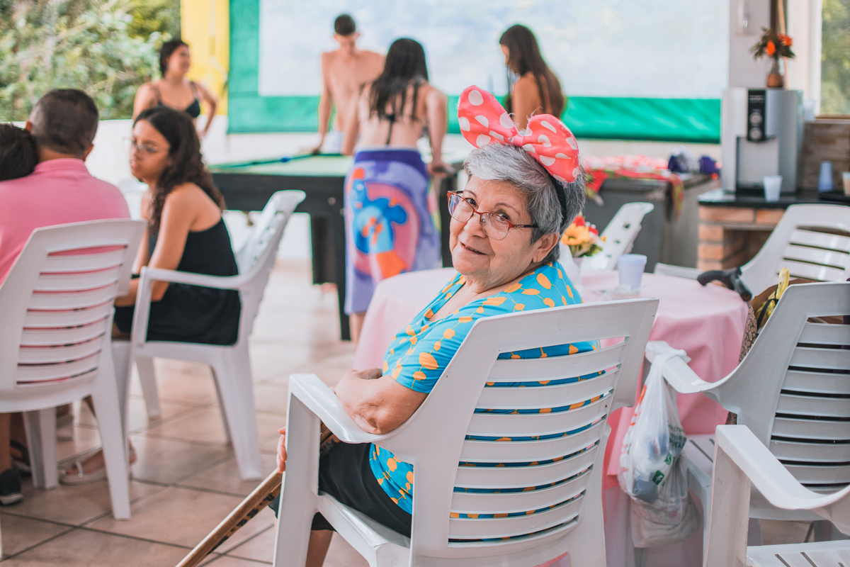 Aniversário de 15 anos na piscina, festa, evento. Fotografia de aniversário debutante na chácara. Fotógrafo Santo André.