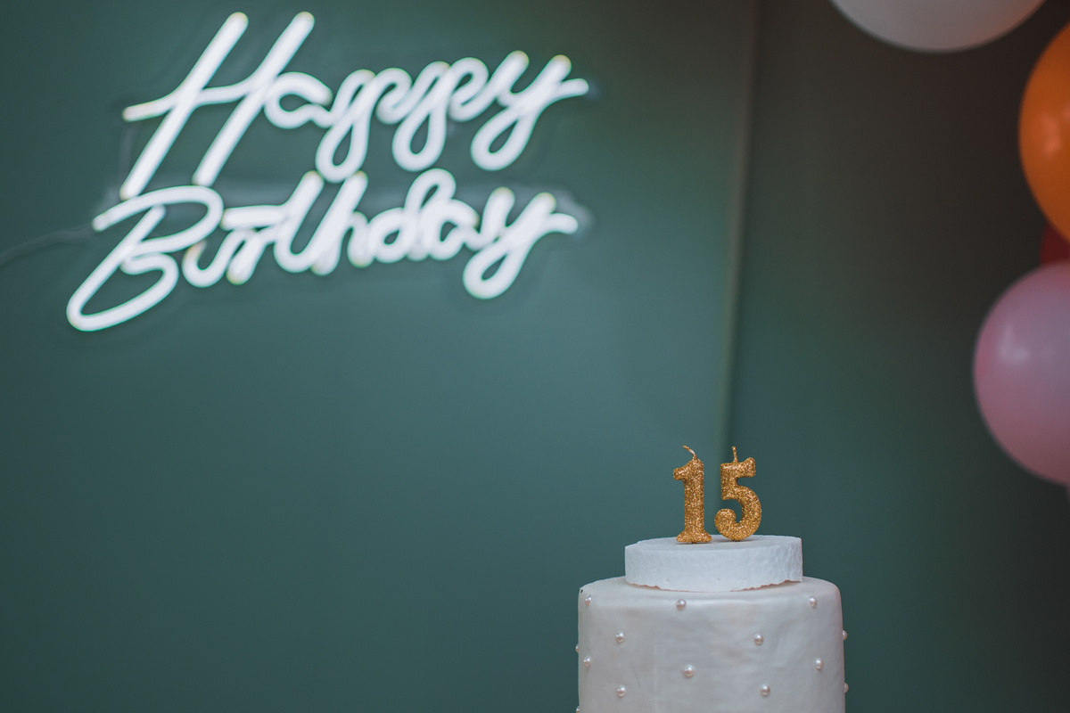 Aniversário de 15 anos na piscina, festa, evento. Fotografia de aniversário debutante na chácara. Fotógrafo Santo André.