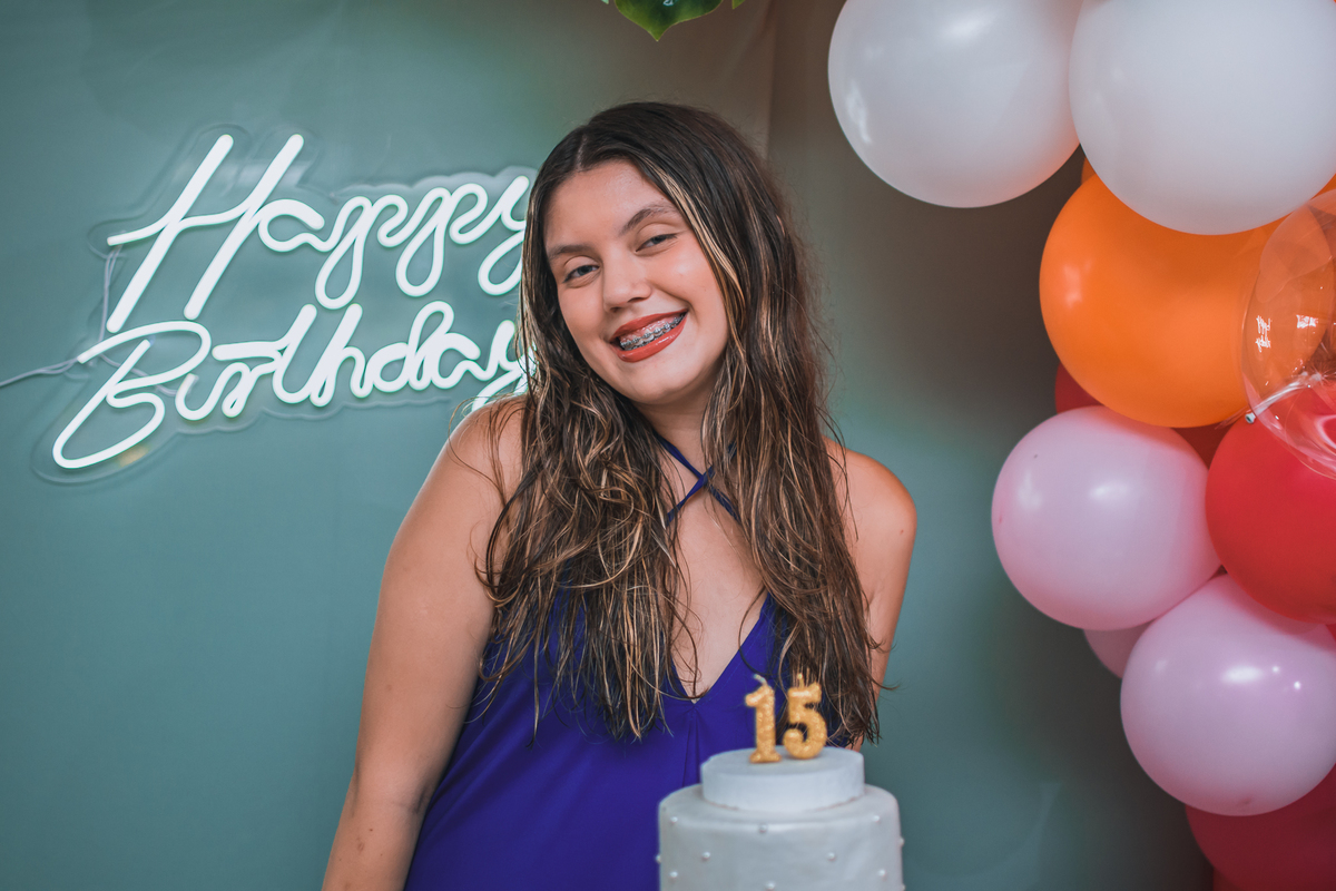 Aniversário de 15 anos na piscina, festa, evento. Fotografia de aniversário debutante na chácara. Fotógrafo Santo André.