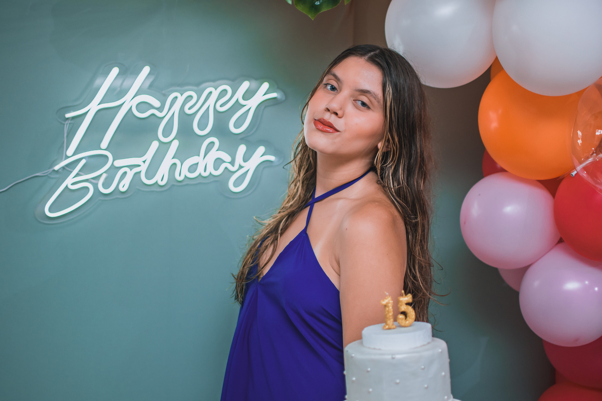 Aniversário de 15 anos na piscina, festa, evento. Fotografia de aniversário debutante na chácara. Fotógrafo Santo André.