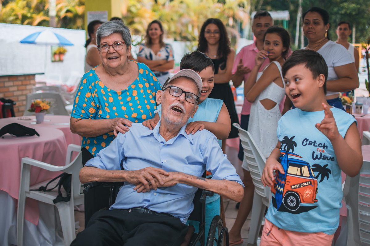 Aniversário de 15 anos na piscina, festa, evento. Fotografia de aniversário debutante na chácara. Fotógrafo Santo André.
