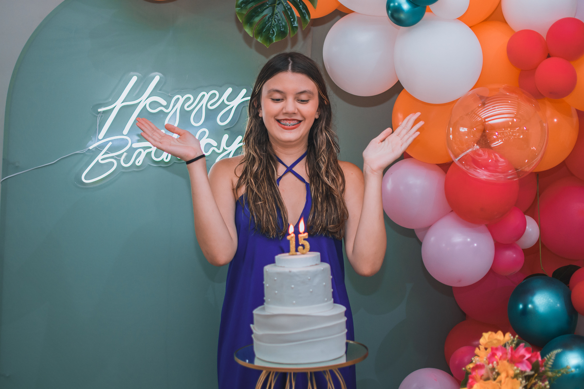 Aniversário de 15 anos na piscina, festa, evento. Fotografia de aniversário debutante na chácara. Fotógrafo Santo André.