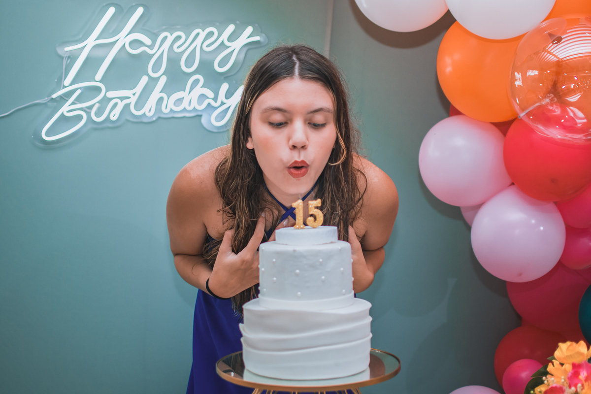 Aniversário de 15 anos na piscina, festa, evento. Fotografia de aniversário debutante na chácara. Fotógrafo Santo André.