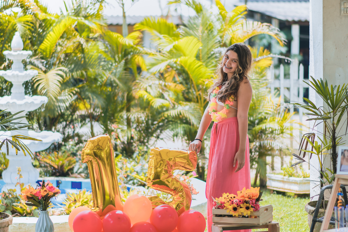 Aniversário de 15 anos na piscina, festa, evento. Fotografia de aniversário debutante na chácara. Fotógrafo Santo André.