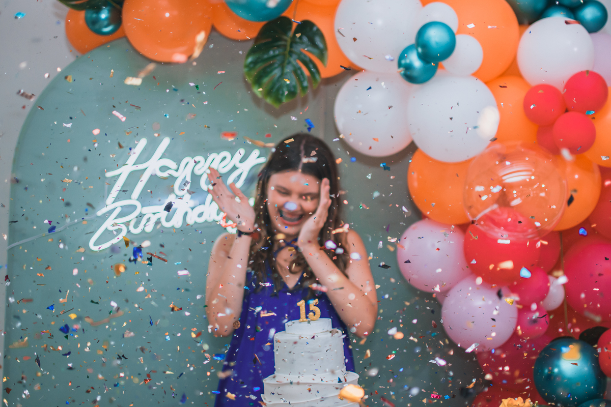 Aniversário de 15 anos na piscina, festa, evento. Fotografia de aniversário debutante na chácara. Fotógrafo Santo André.