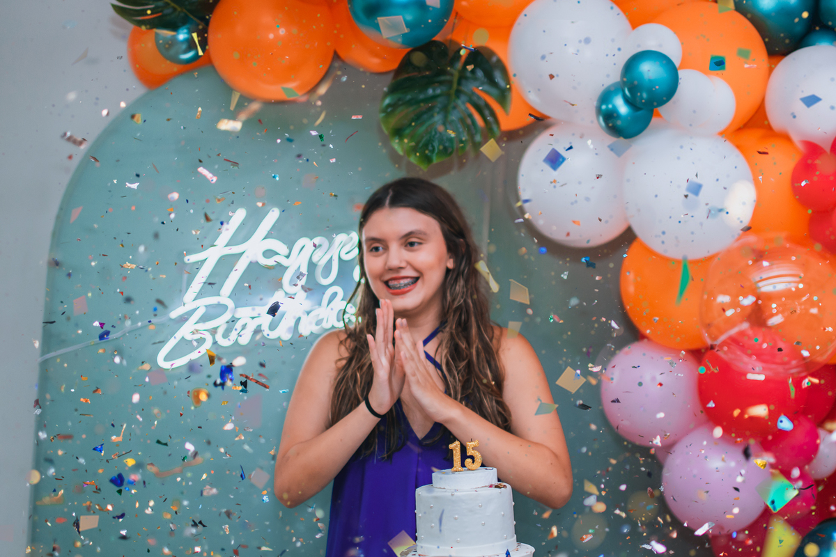 Aniversário de 15 anos na piscina, festa, evento. Fotografia de aniversário debutante na chácara. Fotógrafo Santo André.