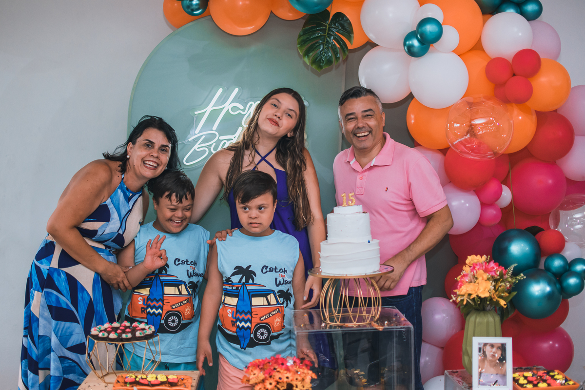 Aniversário de 15 anos na piscina, festa, evento. Fotografia de aniversário debutante na chácara. Fotógrafo Santo André.