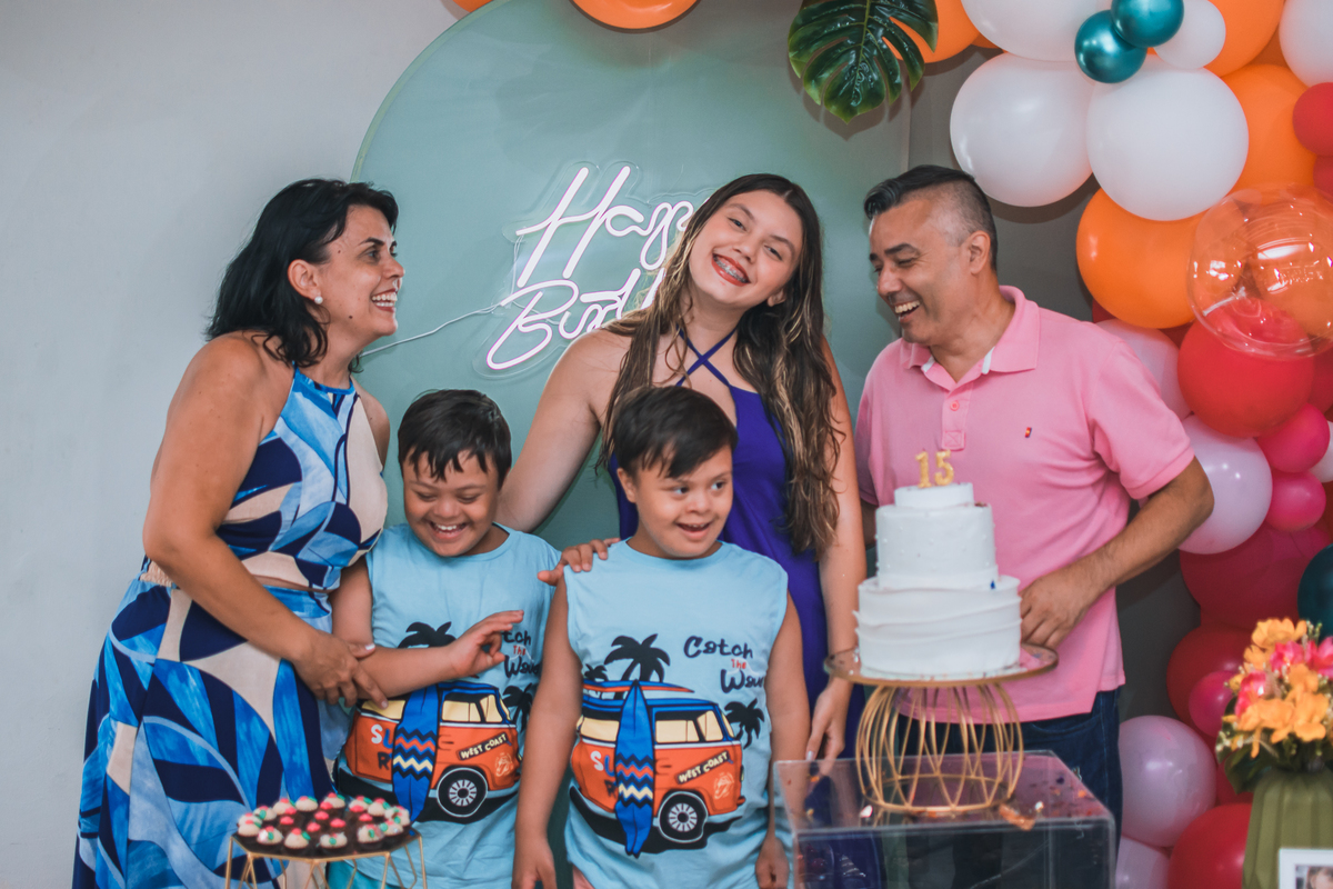 Aniversário de 15 anos na piscina, festa, evento. Fotografia de aniversário debutante na chácara. Fotógrafo Santo André.