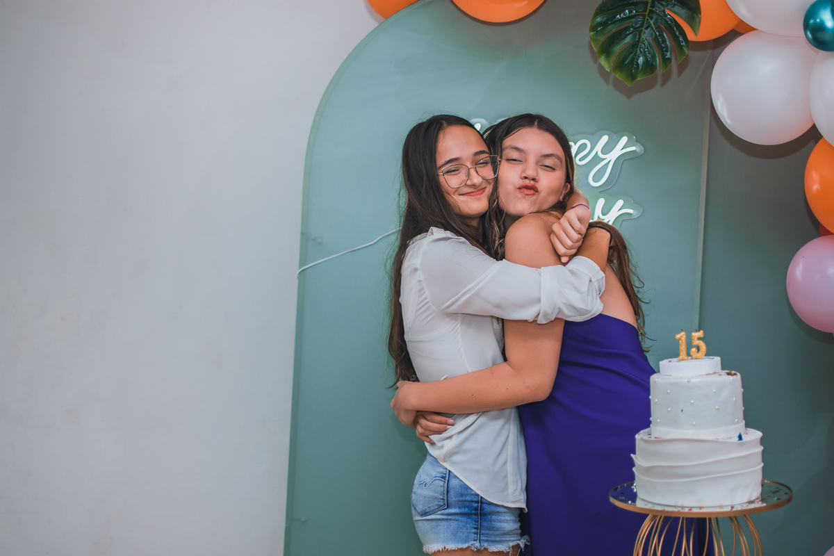 Aniversário de 15 anos na piscina, festa, evento. Fotografia de aniversário debutante na chácara. Fotógrafo Santo André.