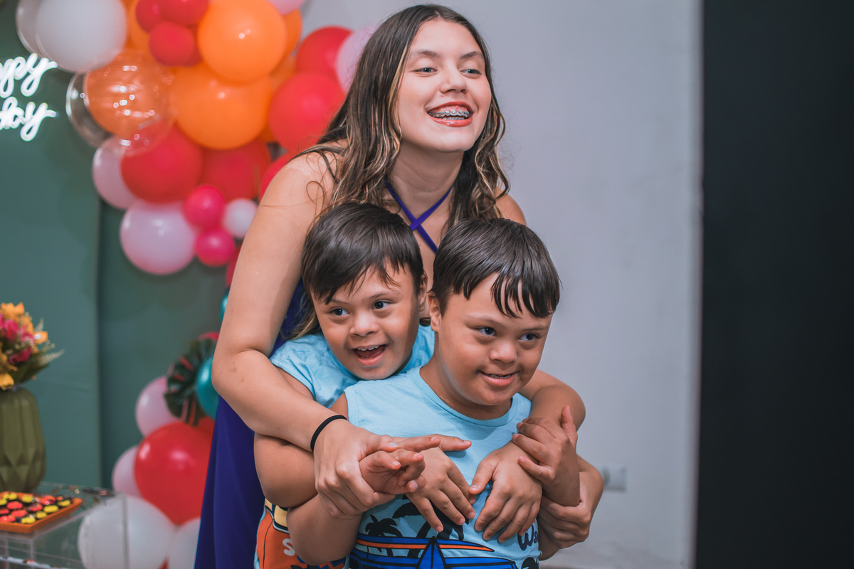Aniversário de 15 anos na piscina, festa, evento. Fotografia de aniversário debutante na chácara. Fotógrafo Santo André.