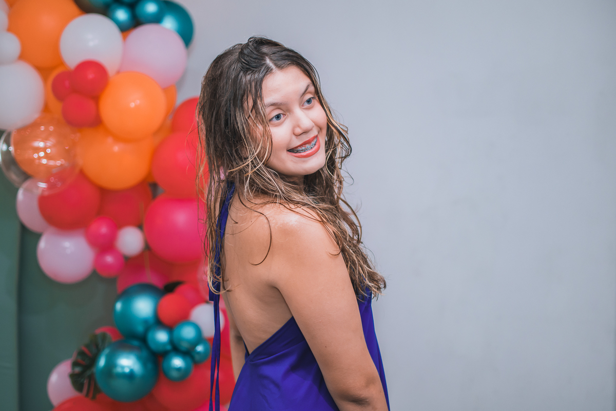 Aniversário de 15 anos na piscina, festa, evento. Fotografia de aniversário debutante na chácara. Fotógrafo Santo André.