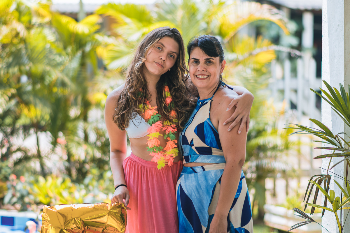 Aniversário de 15 anos na piscina, festa, evento. Fotografia de aniversário debutante na chácara. Fotógrafo Santo André.