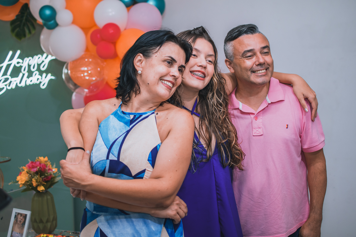 Aniversário de 15 anos na piscina, festa, evento. Fotografia de aniversário debutante na chácara. Fotógrafo Santo André.