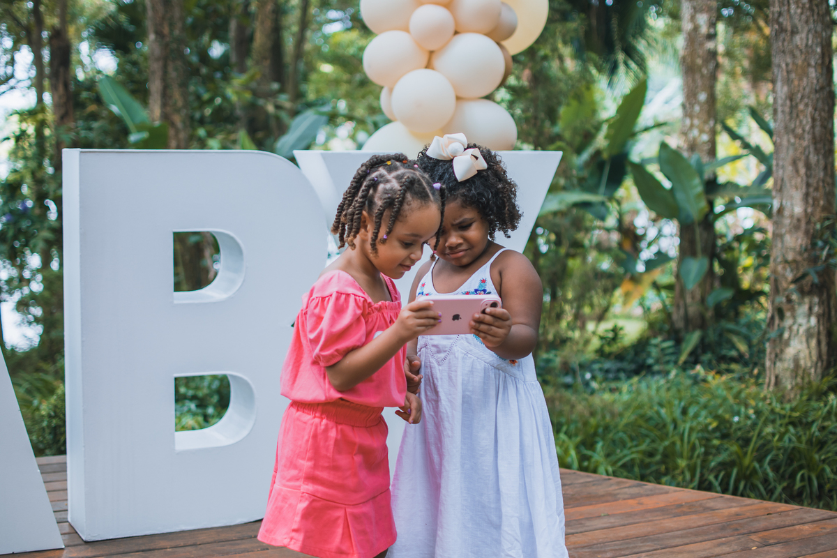 fotografia de chá revelação, chá de bebê revelando o sexo da criança. Buffet Chácara Floresta localizado em Riacho grande, São Bernardo do campo. Fotógrafo São Bernardo do Campo.