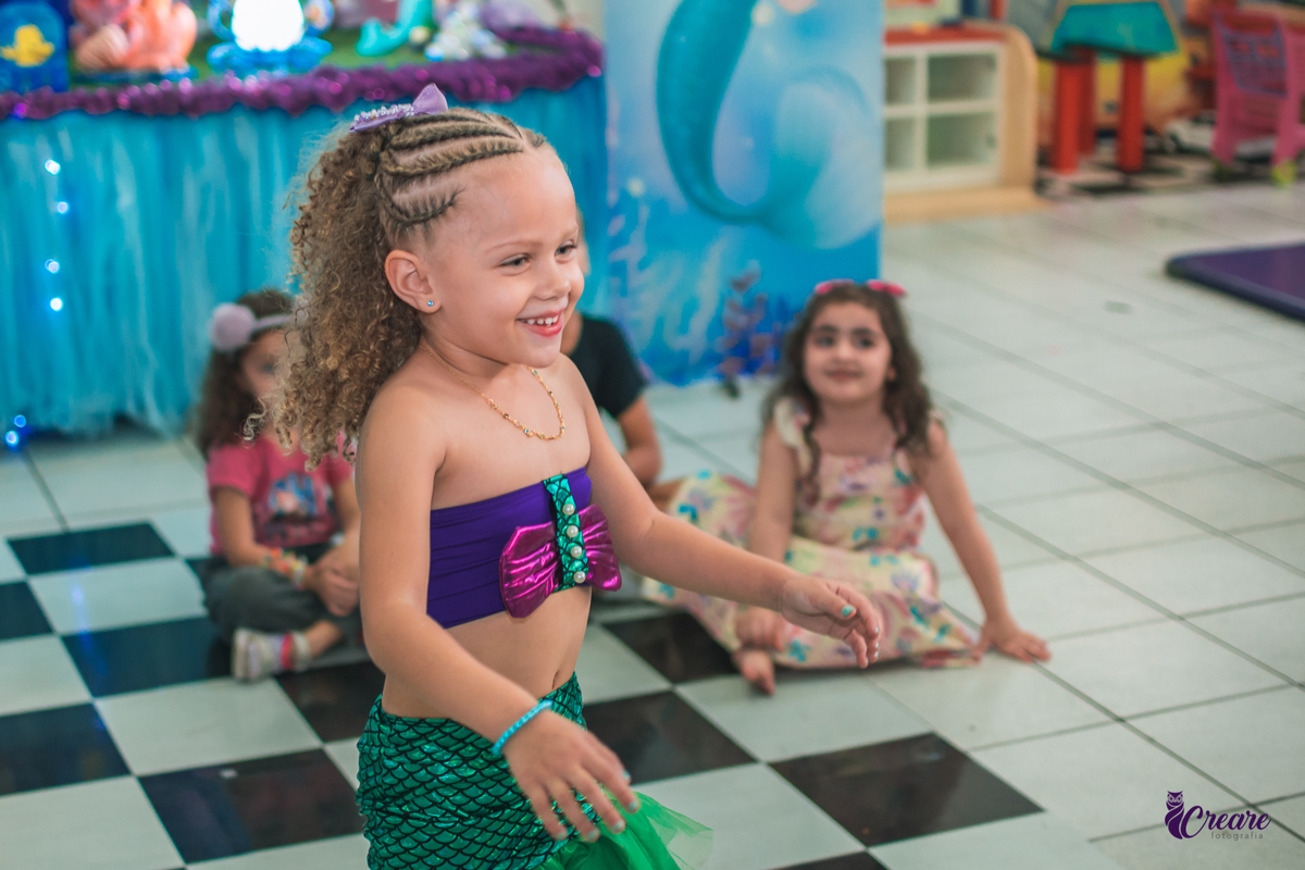 Aniversário infantil, festa de menina com tema A Pequena Sereia. Buffet Vila Feliz.