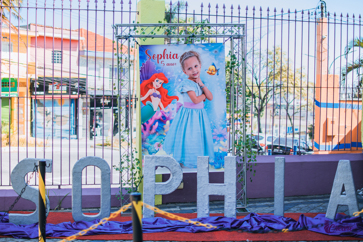 Aniversário infantil, festa de menina com tema A Pequena Sereia. Buffet Vila Feliz.