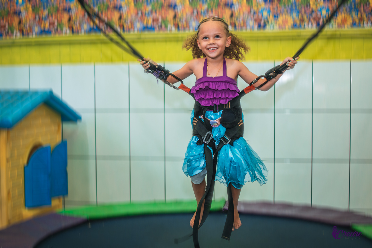 Aniversário infantil, festa de menina com tema A Pequena Sereia. Buffet Vila Feliz.