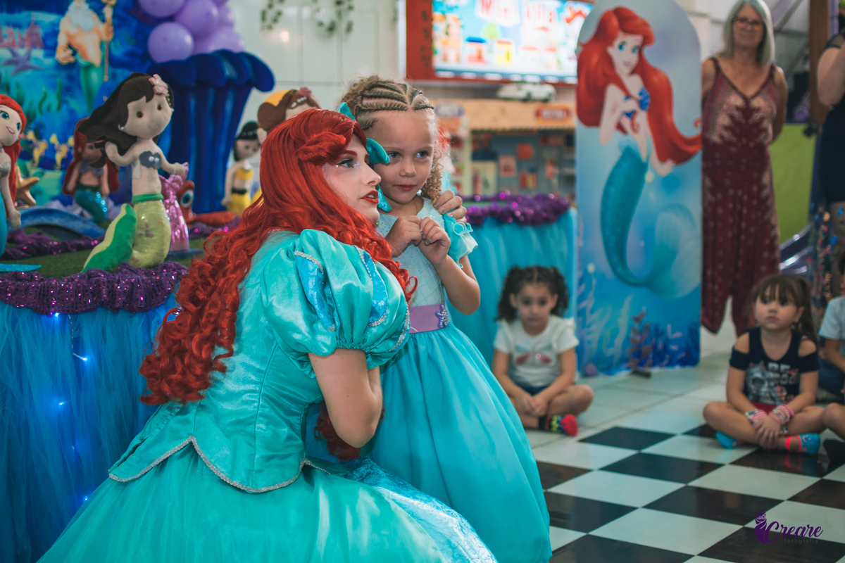 Aniversário infantil, festa de menina com tema A Pequena Sereia. Buffet Vila Feliz.
