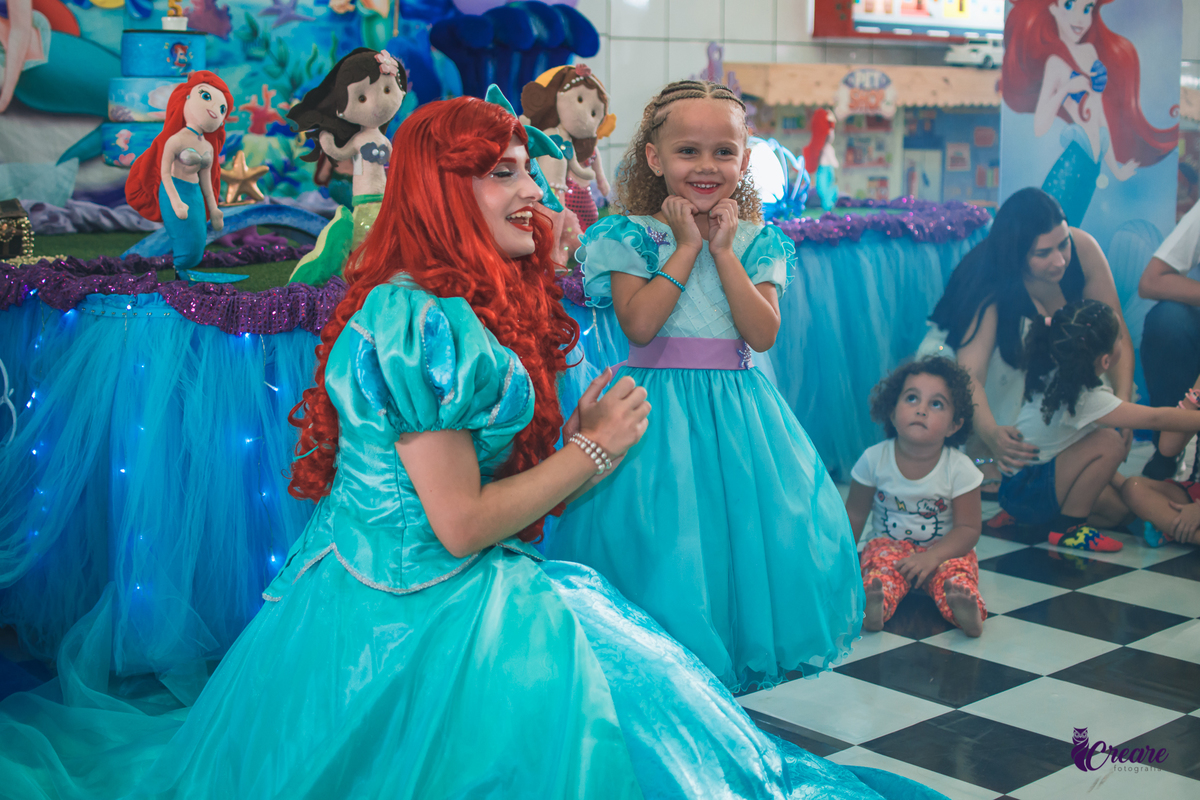 Aniversário infantil, festa de menina com tema A Pequena Sereia. Buffet Vila Feliz.
