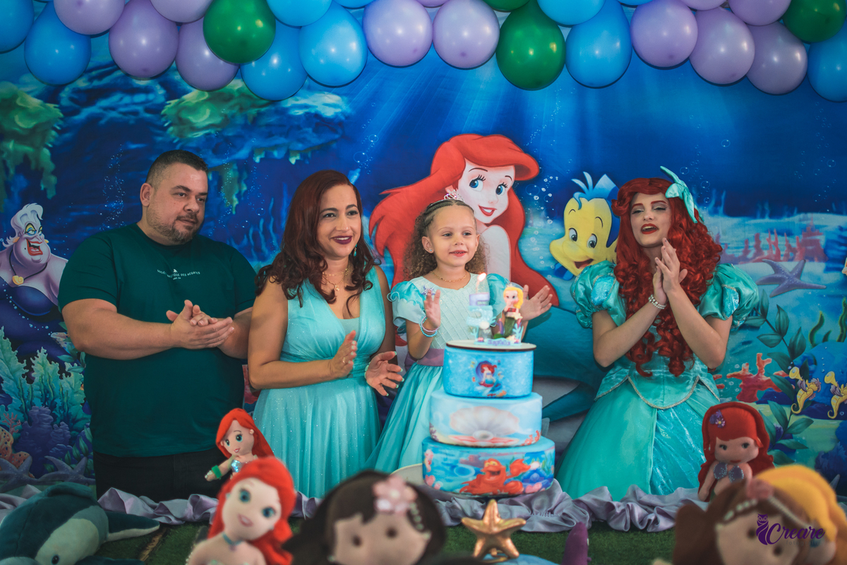 Aniversário infantil, festa de menina com tema A Pequena Sereia. Buffet Vila Feliz.