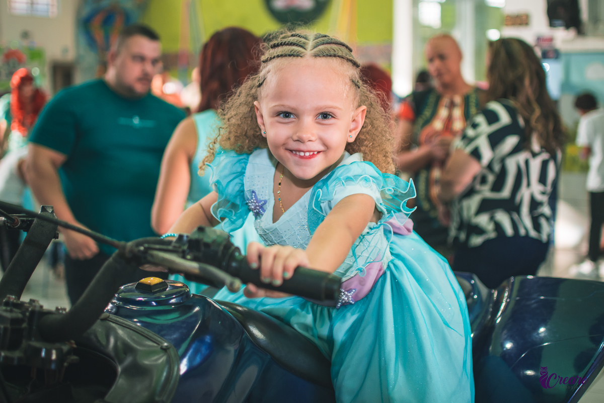 Aniversário infantil, festa de menina com tema A Pequena Sereia. Buffet Vila Feliz.