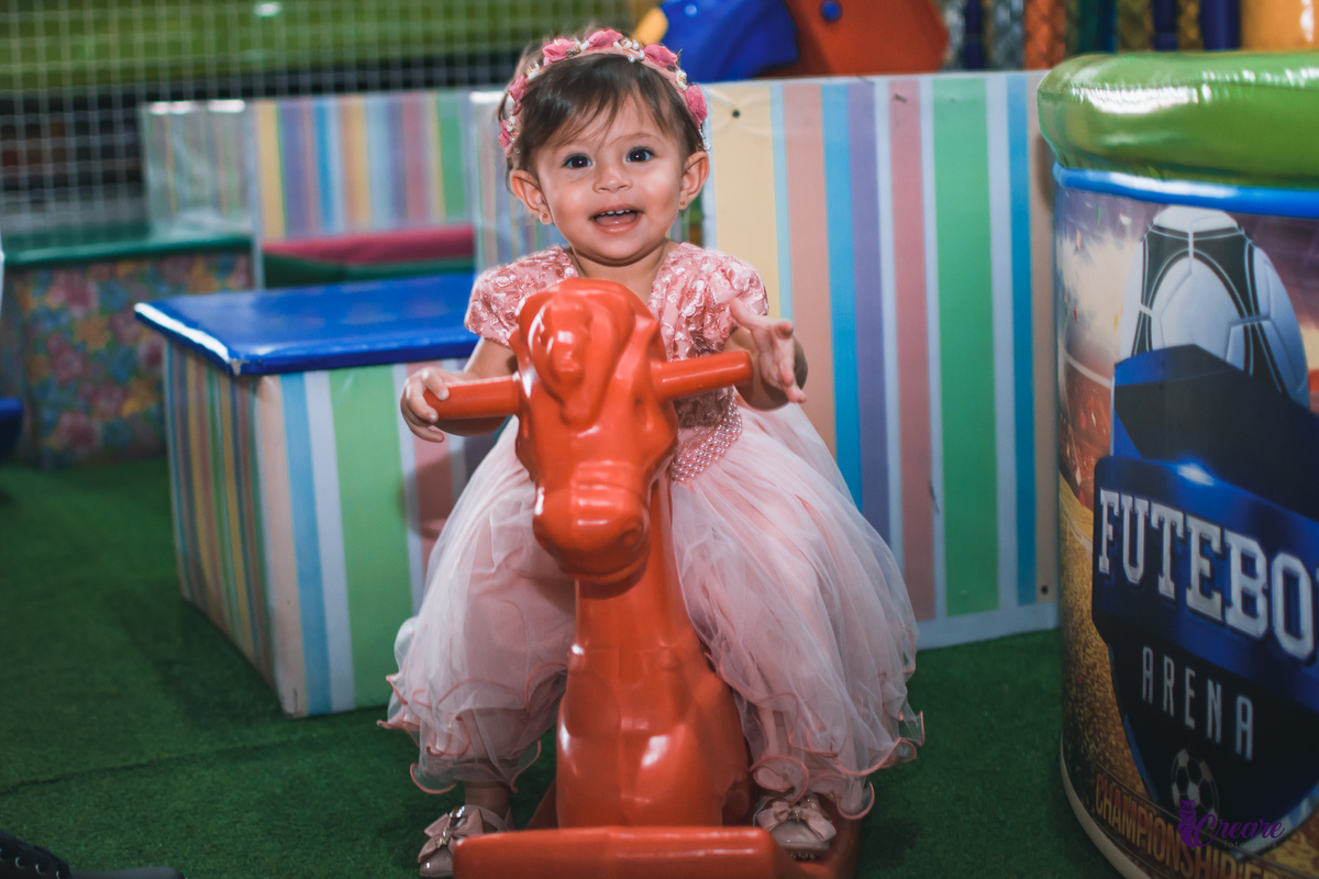 aniversário infantil, festa de um ano. Aniversário de 1 ano de menina. Decoração Jardim de Borboletas. 
