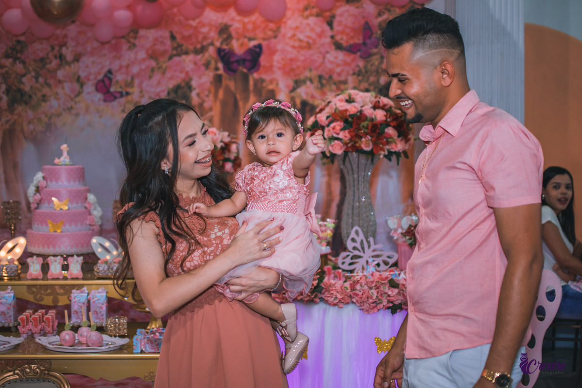 aniversário infantil, festa de um ano. Aniversário de 1 ano de menina. Decoração Jardim de Borboletas. 