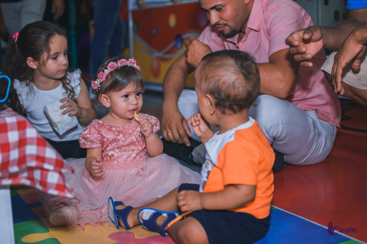 aniversário infantil, festa de um ano. Aniversário de 1 ano de menina. Decoração Jardim de Borboletas. 