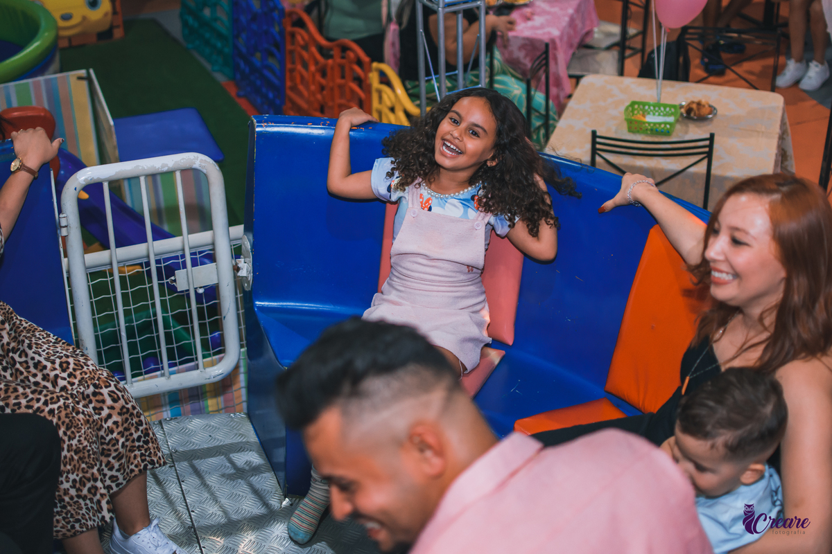 aniversário infantil, festa de um ano. Aniversário de 1 ano de menina. Decoração Jardim de Borboletas. 