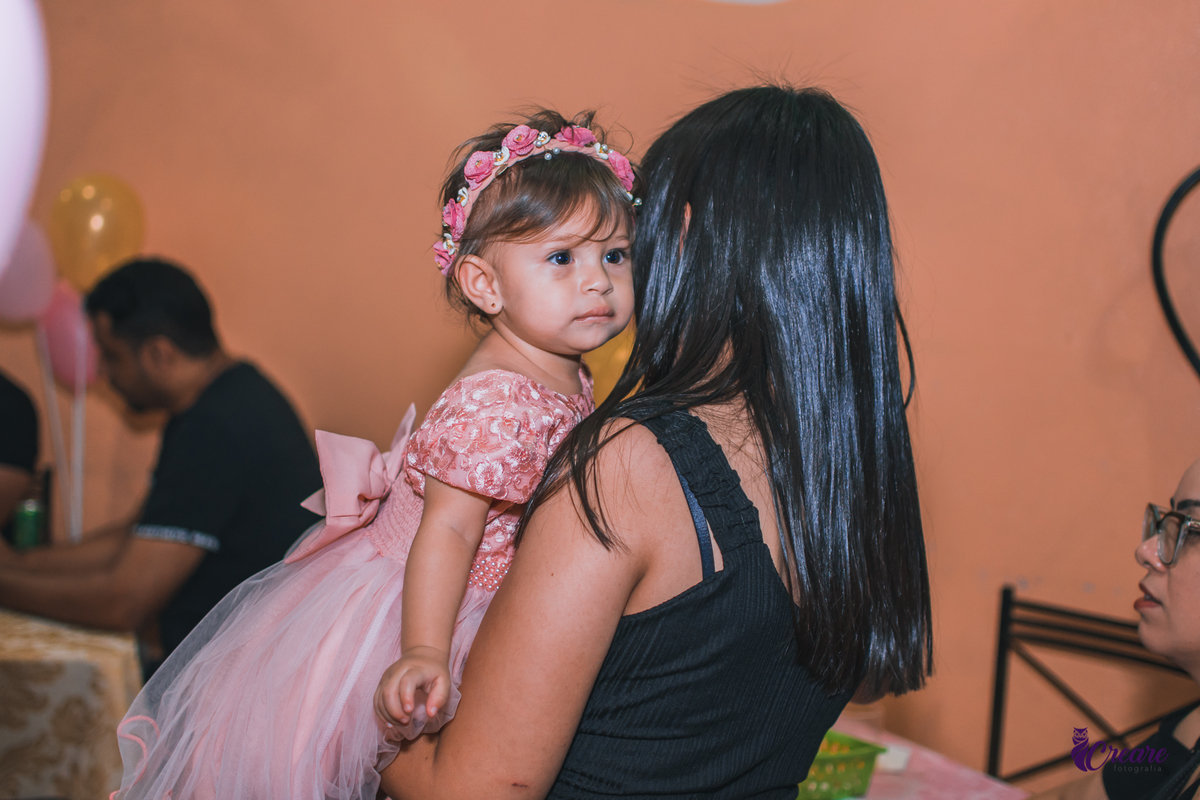 aniversário infantil, festa de um ano. Aniversário de 1 ano de menina. Decoração Jardim de Borboletas. 