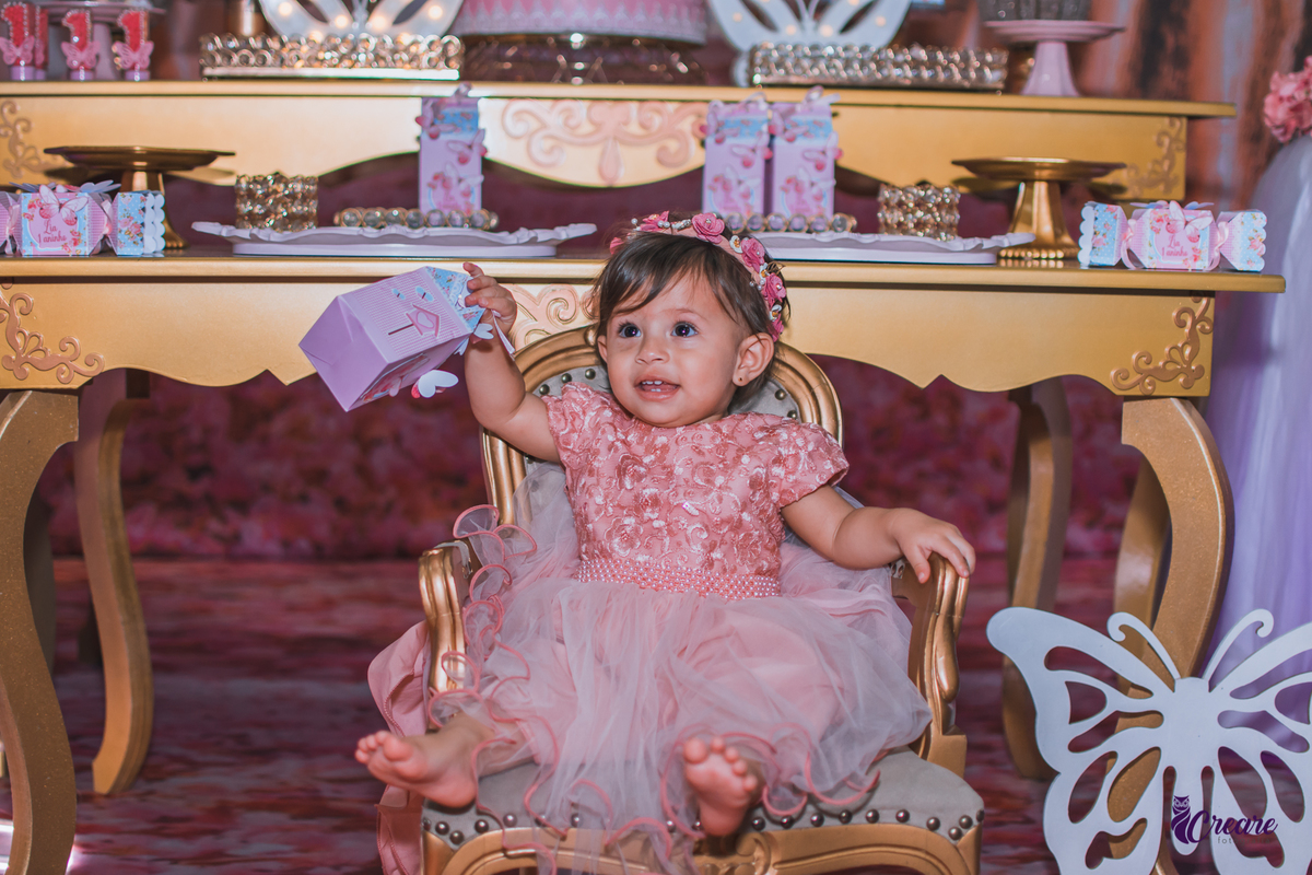 aniversário infantil, festa de um ano. Aniversário de 1 ano de menina. Decoração Jardim de Borboletas. 