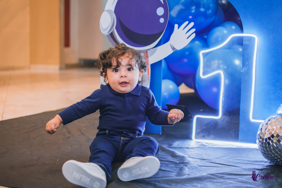fotografia de aniversário de um aninho do bebê, buffet Kid Marujos em Santo andré, Abc Paulista. Fotógrafo Santo André. Decoração astronauta.