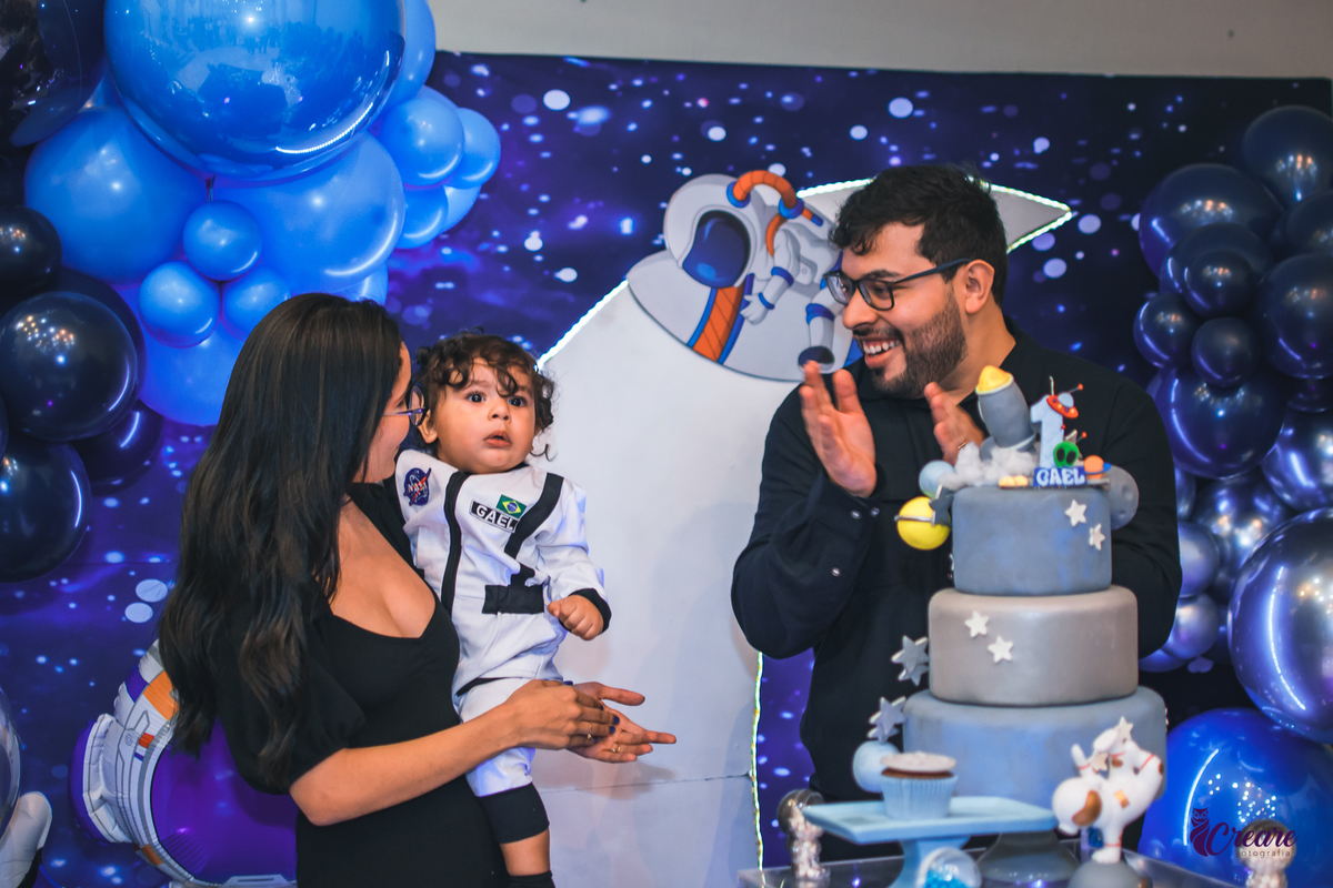 fotografia de aniversário de um aninho do bebê, buffet Kid Marujos em Santo andré, Abc Paulista. Fotógrafo Santo André. Decoração astronauta.