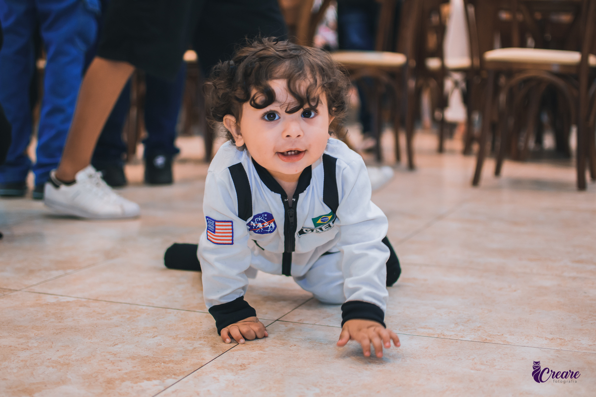 fotografia de aniversário de um aninho do bebê, buffet Kid Marujos em Santo andré, Abc Paulista. Fotógrafo Santo André. Decoração astronauta.