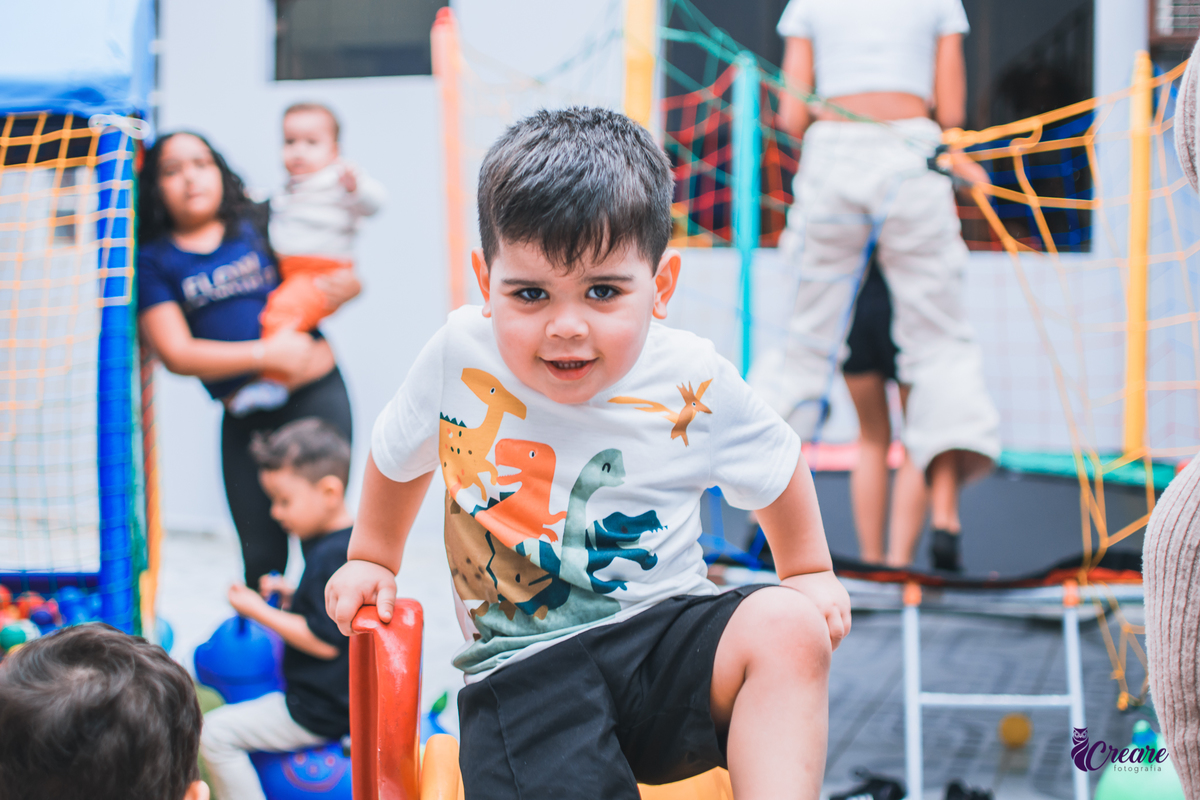 Aniversário infantil de menino, tema de dinossauro. Festa de 3 anos de menino, fotógrafo Mauá. 