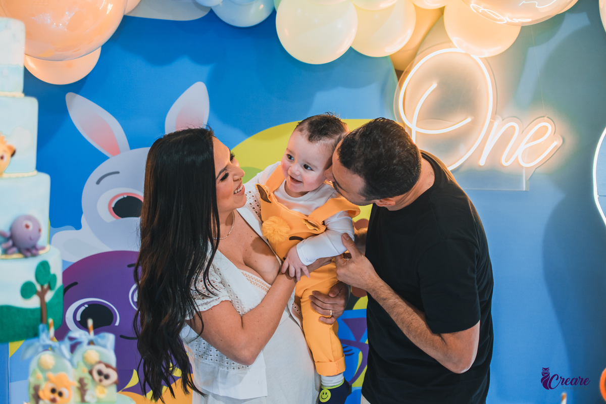 fotografia de festa infanti, aniversário de 1 ano no buffet Giraffas park em Mauá. Fotógrafo Mauá. Buffet infantil. Decoração tema Bolofofos. Festa de um aninho.
