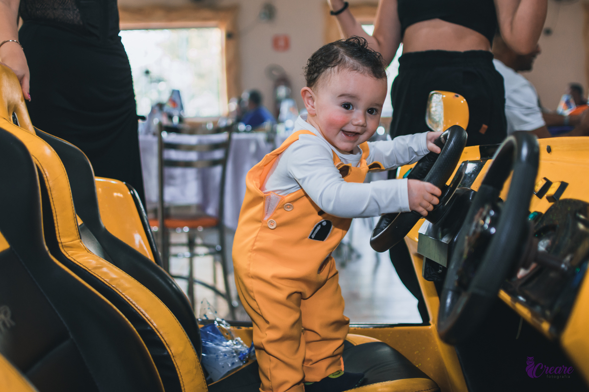 fotografia de festa infanti, aniversário de 1 ano no buffet Giraffas park em Mauá. Fotógrafo Mauá. Buffet infantil. Decoração tema Bolofofos. Festa de um aninho.