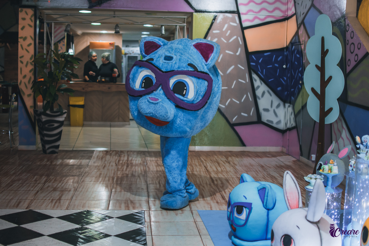 fotografia de festa infanti, aniversário de 1 ano no buffet Giraffas park em Mauá. Fotógrafo Mauá. Buffet infantil. Decoração tema Bolofofos. Festa de um aninho.