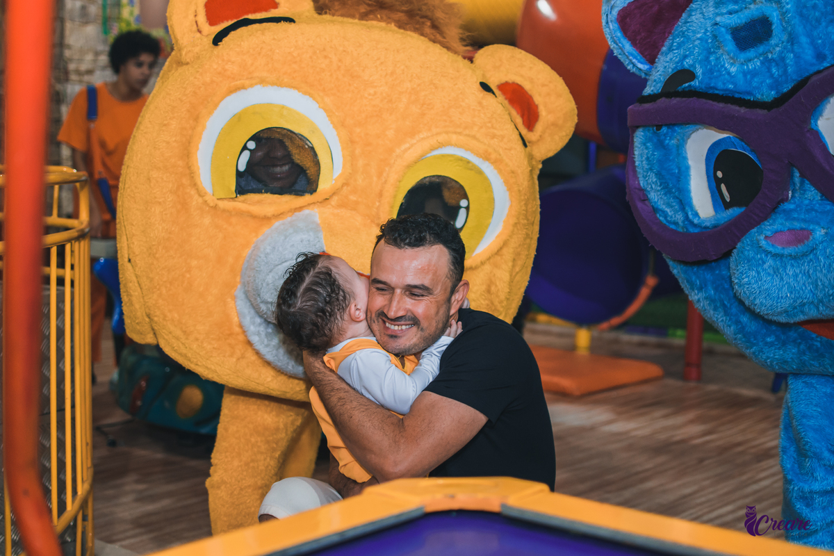 fotografia de festa infanti, aniversário de 1 ano no buffet Giraffas park em Mauá. Fotógrafo Mauá. Buffet infantil. Decoração tema Bolofofos. Festa de um aninho.