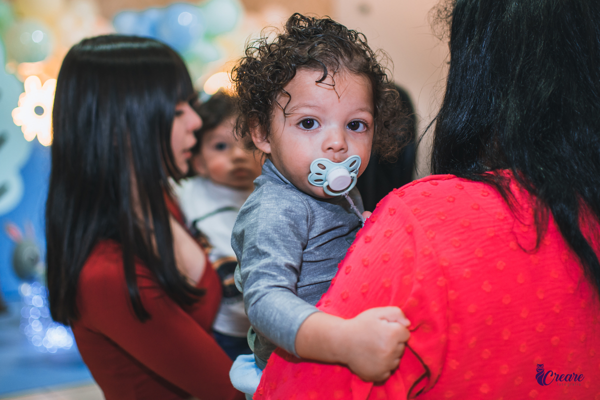 fotografia de festa infanti, aniversário de 1 ano no buffet Giraffas park em Mauá. Fotógrafo Mauá. Buffet infantil. Decoração tema Bolofofos. Festa de um aninho.