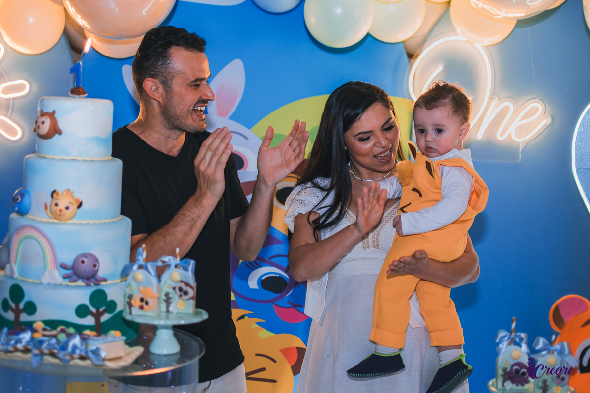 fotografia de festa infanti, aniversário de 1 ano no buffet Giraffas park em Mauá. Fotógrafo Mauá. Buffet infantil. Decoração tema Bolofofos. Festa de um aninho.