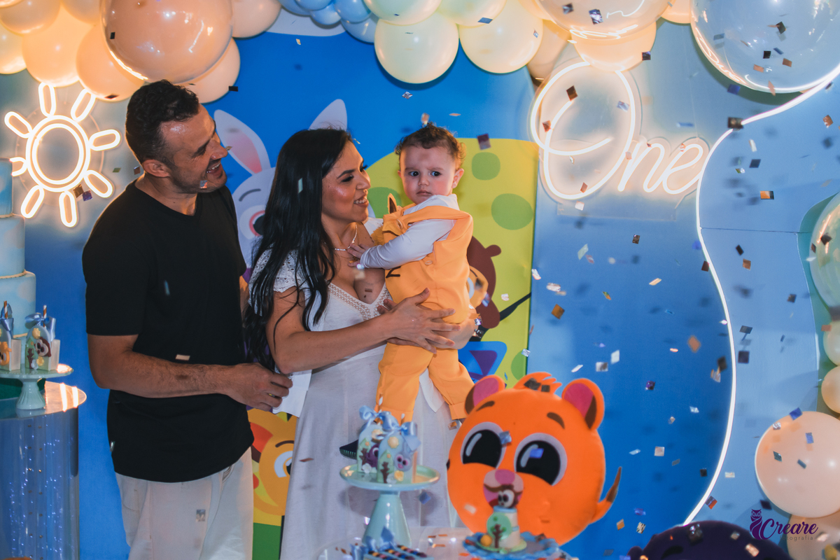 fotografia de festa infanti, aniversário de 1 ano no buffet Giraffas park em Mauá. Fotógrafo Mauá. Buffet infantil. Decoração tema Bolofofos. Festa de um aninho.