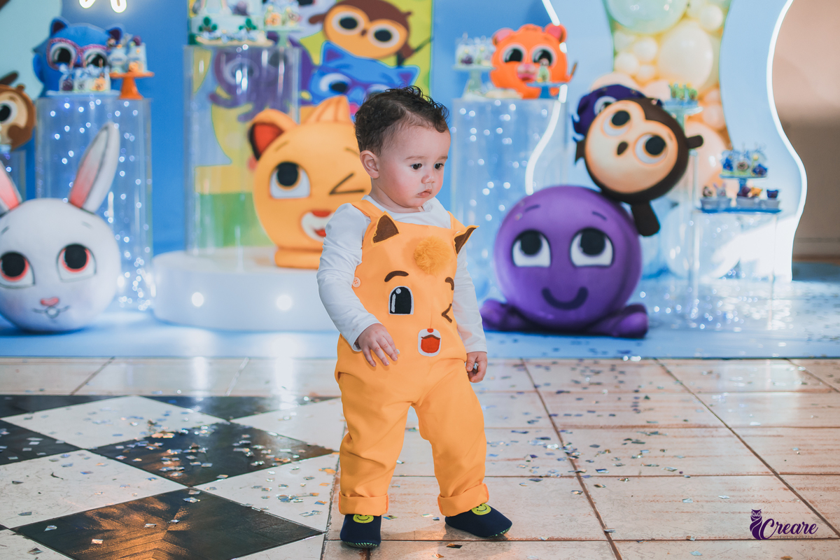 fotografia de festa infanti, aniversário de 1 ano no buffet Giraffas park em Mauá. Fotógrafo Mauá. Buffet infantil. Decoração tema Bolofofos. Festa de um aninho.