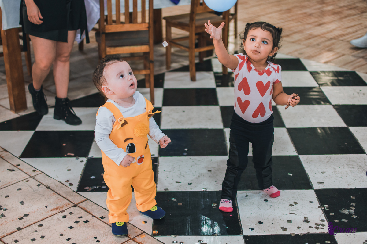 fotografia de festa infanti, aniversário de 1 ano no buffet Giraffas park em Mauá. Fotógrafo Mauá. Buffet infantil. Decoração tema Bolofofos. Festa de um aninho.