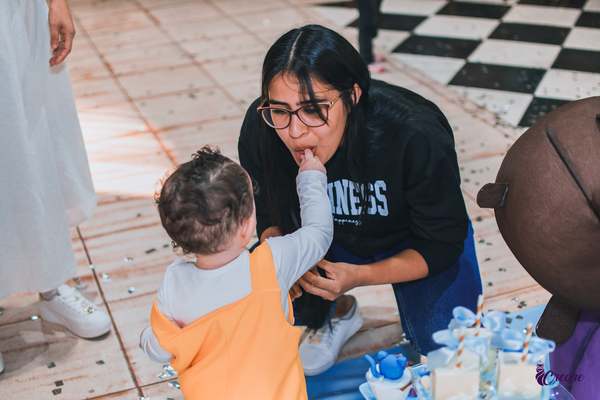 fotografia de festa infanti, aniversário de 1 ano no buffet Giraffas park em Mauá. Fotógrafo Mauá. Buffet infantil. Decoração tema Bolofofos. Festa de um aninho.