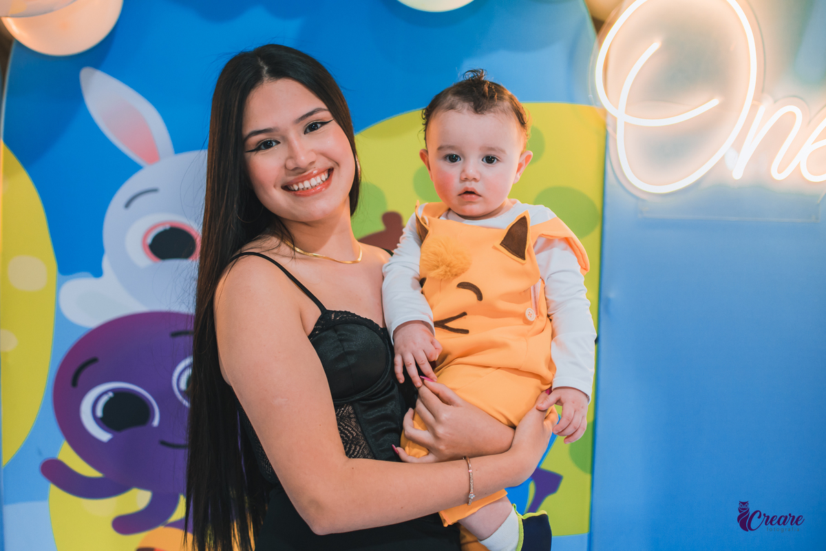 fotografia de festa infanti, aniversário de 1 ano no buffet Giraffas park em Mauá. Fotógrafo Mauá. Buffet infantil. Decoração tema Bolofofos. Festa de um aninho.