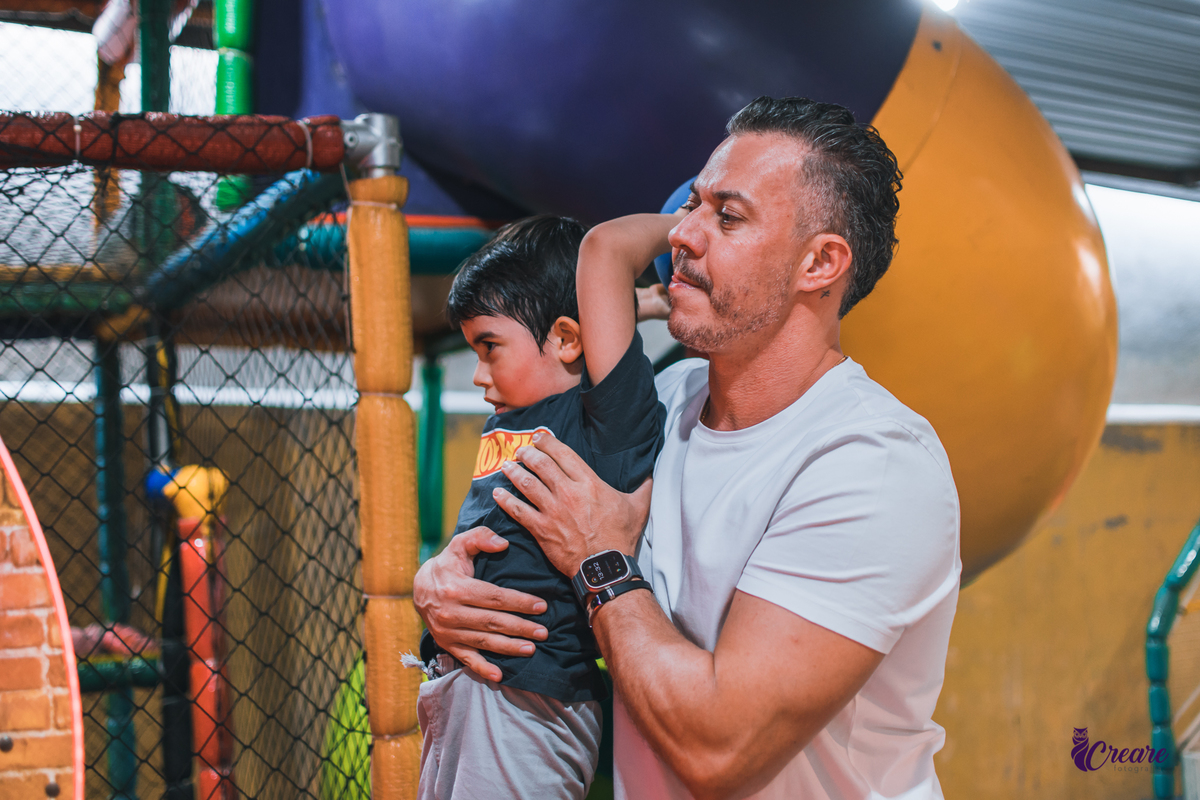 aniversário infantil, festa de aniversário de 5 anos, tema da decoração Hot Wheels, Buffet Espaço Band, fotógrafo Mauá. 