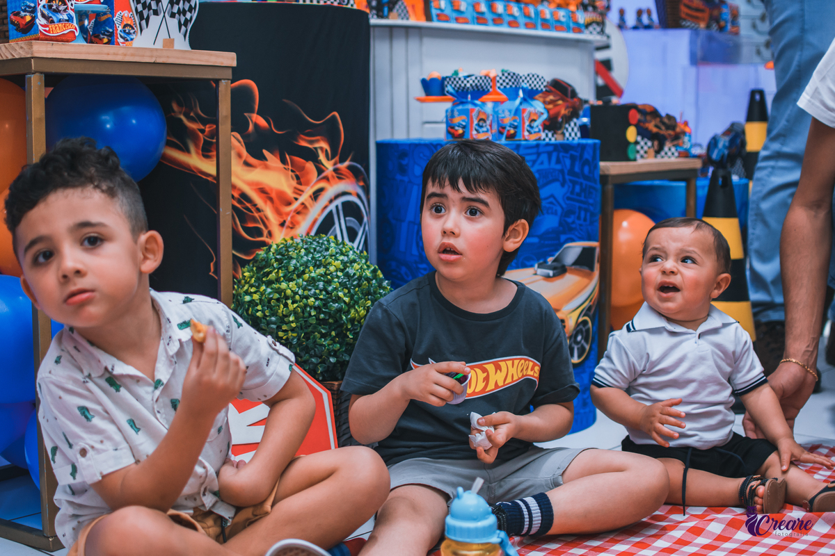 aniversário infantil, festa de aniversário de 5 anos, tema da decoração Hot Wheels, Buffet Espaço Band, fotógrafo Mauá. 